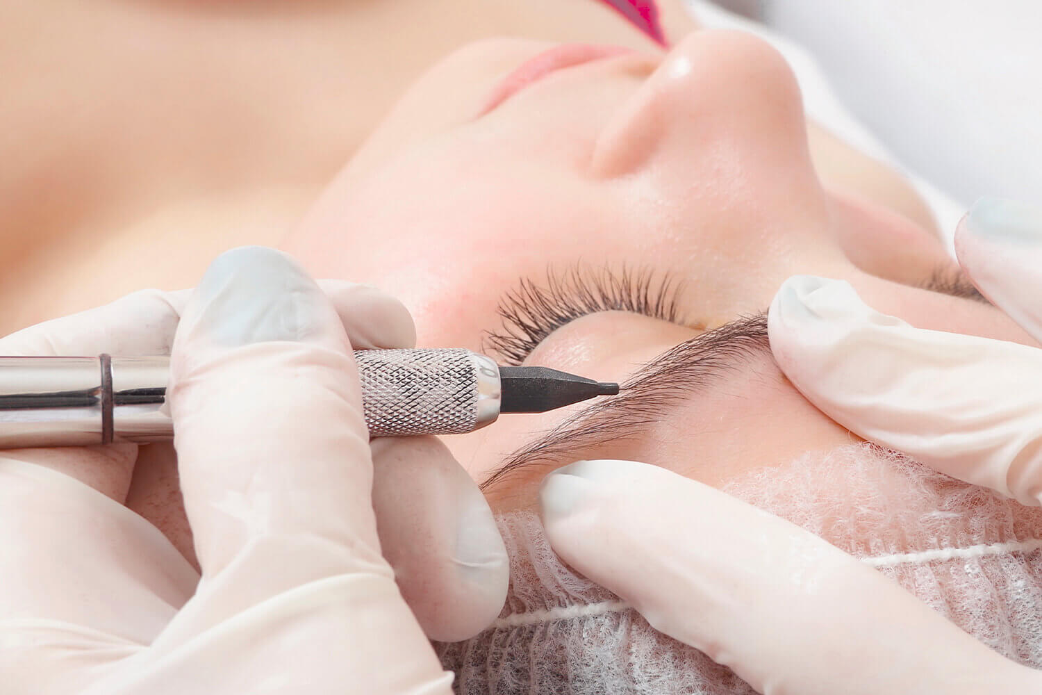 Перманентный макияж 2025: эволюция техник и новый взгляд на бьюти-индустрию - 1